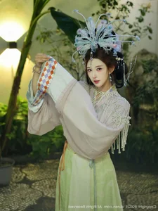 Elegant Classical Asian Fashion Photography Featuring Li Shuang'er in XiuRen No.10736 – A Blend of Traditional Grace and Modern Sophistication.-4