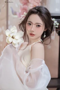 Pure Elegance: The Ethereal Beauty of Silk and Tradition-1