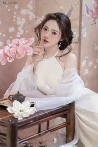 Pure Elegance: The Ethereal Beauty of Silk and Tradition-9