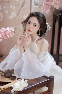 Pure Elegance: The Ethereal Beauty of Silk and Tradition-8