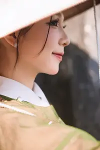 Timeless Vietnamese Charm: Elegant Girl in Traditional Attire and Nón Quai Thao-1