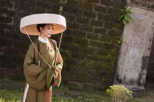 Timeless Vietnamese Charm: Elegant Girl in Traditional Attire and Nón Quai Thao-9