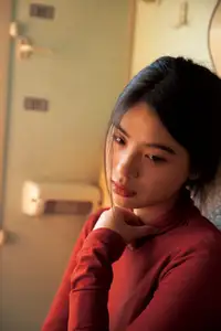 YiTuYu Vol.8622 He Zi: A Muse Bathed in Dreamy Golden Light-20