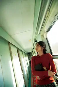 YiTuYu Vol.8622 He Zi: A Muse Bathed in Dreamy Golden Light-5