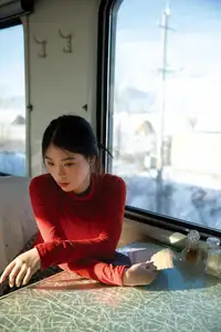 YiTuYu Vol.8622 He Zi: A Muse Bathed in Dreamy Golden Light-18