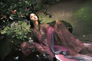 Elegant Portrait Photography: Art Language Vol.9382 Featuring Zhi Chun He – Artistic Fashion Inspiration and High-Resolution Aesthetics for Minimalist Style Lovers-12