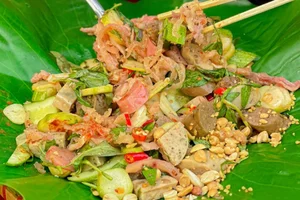 Discovering Tré: The Unique Vietnamese Fermented Pork Specialty Wrapped in Traditional Rice Straw Bundles from Gia Lai-3