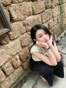 VGU No.194 Elegant Beauty of a Long-Haired Girl in a Rustic Cafe Setting-3