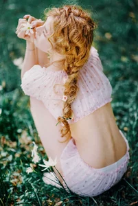 Serene Garden Portraits: Yu Han Relaxes Under Floral Vines in YiTuYu Art Language Vol.9129 Photography Collection-7