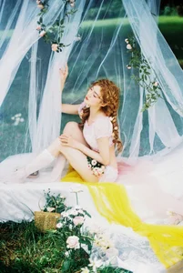 Serene Garden Portraits: Yu Han Relaxes Under Floral Vines in YiTuYu Art Language Vol.9129 Photography Collection-6