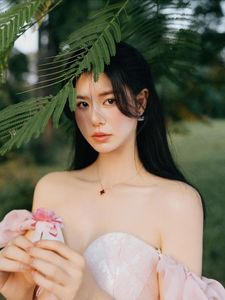 Discover the Allure: Elegant Girl in Pink Dress Exudes Grace and Charm 1000019670-2