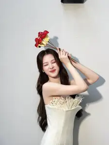 Baifern Pimchanok: Thai "Jade Girl" Stuns in Unique Mushroom-Inspired Gown, Setting New Fashion Trends-5