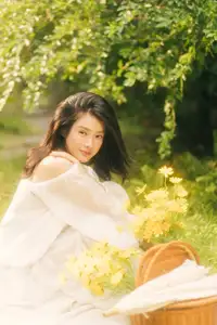 Trinh My Duyen Unveils Breathtaking Bikini Figure After 4 Years: A Social Media Sensation!-5