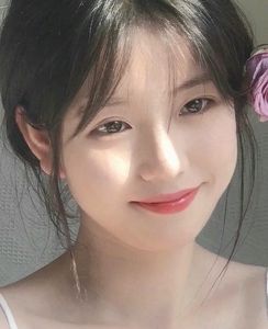 French Bangs Hairstyle Flaw Concealing Enhances Beautiful Girls Elegant Charm-7