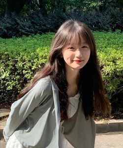 French Bangs Hairstyle Flaw Concealing Enhances Beautiful Girls Elegant Charm-31