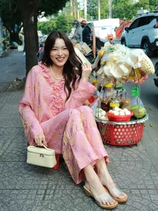 Tú Hảo radiates effortless charm while enjoying authentic local street food-1