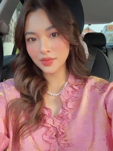 Tú Hảo radiates effortless charm while enjoying authentic local street food-4