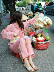 Tú Hảo radiates effortless charm while enjoying authentic local street food-0