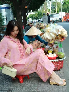 Tú Hảo radiates effortless charm while enjoying authentic local street food-6