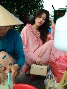 Tú Hảo radiates effortless charm while enjoying authentic local street food-7