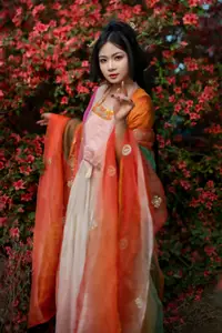 Ling Ji Chu De Mi Tuan Vol.8770 Captivating East Asian Grace Amidst Vibrant Blossoms YiTuYu-13