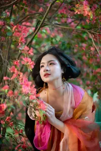 Ling Ji Chu De Mi Tuan Vol.8770 Captivating East Asian Grace Amidst Vibrant Blossoms YiTuYu-4