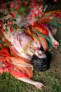 Ling Ji Chu De Mi Tuan Vol.8770 Captivating East Asian Grace Amidst Vibrant Blossoms YiTuYu-21