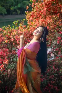 Ling Ji Chu De Mi Tuan Vol.8770 Captivating East Asian Grace Amidst Vibrant Blossoms YiTuYu-7