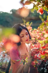 Ling Ji Chu De Mi Tuan Vol.8770 Captivating East Asian Grace Amidst Vibrant Blossoms YiTuYu-16