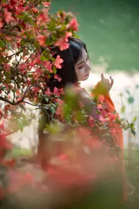 Ling Ji Chu De Mi Tuan Vol.8770 Captivating East Asian Grace Amidst Vibrant Blossoms YiTuYu-20