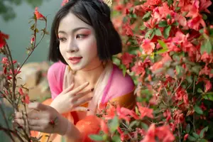 Ling Ji Chu De Mi Tuan Vol.8770 Captivating East Asian Grace Amidst Vibrant Blossoms YiTuYu-2