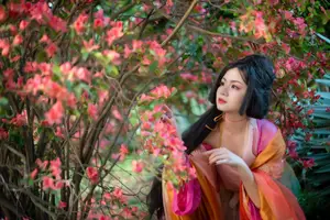 Ling Ji Chu De Mi Tuan Vol.8770 Captivating East Asian Grace Amidst Vibrant Blossoms YiTuYu-22