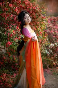 Ling Ji Chu De Mi Tuan Vol.8770 Captivating East Asian Grace Amidst Vibrant Blossoms YiTuYu-8