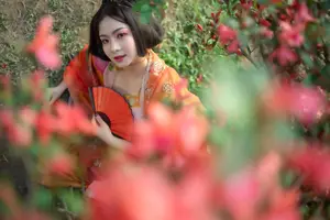 Ling Ji Chu De Mi Tuan Vol.8770 Captivating East Asian Grace Amidst Vibrant Blossoms YiTuYu-5