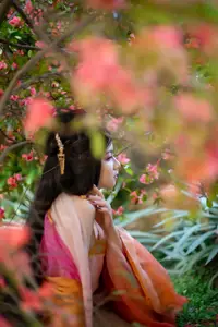 Ling Ji Chu De Mi Tuan Vol.8770 Captivating East Asian Grace Amidst Vibrant Blossoms YiTuYu-1