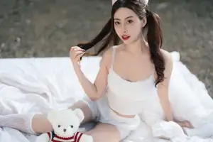 YiTuYu Vol.8613: Yi Bao's Charming Outdoor Relaxation with a Teddy Bear-14