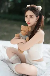 YiTuYu Vol.8613: Yi Bao's Charming Outdoor Relaxation with a Teddy Bear-0