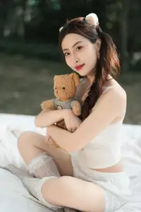 YiTuYu Vol.8613: Yi Bao's Charming Outdoor Relaxation with a Teddy Bear-4