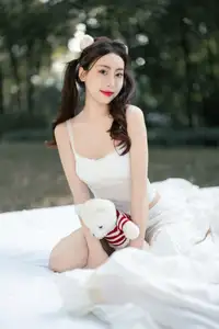 YiTuYu Vol.8613: Yi Bao's Charming Outdoor Relaxation with a Teddy Bear-2