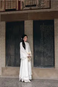 Elegant East Asian Beauty: Gentle Charm in Pristine Classic Attire 17639710-4