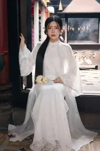 Elegant East Asian Beauty: Gentle Charm in Pristine Classic Attire 17639710-1