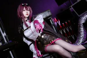 Coser Shuang Mu Fu Su as Kafka Honkai Star Rail: Unveiling the Stellaron Hunter's Enigmatic Allure-11