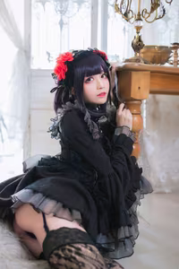 Coser Tomoyo Jiang as Kuroe Shizuku: Alluring Gothic Charm & Mysterious Elegance-10