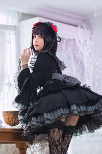 Coser Tomoyo Jiang as Kuroe Shizuku: Alluring Gothic Charm & Mysterious Elegance-8