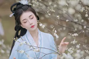 YiTuYu Art Language Vol.8811: Captivating Wu Qiao Bu Cheng Hu in Traditional Elegance Amidst Spring Blossoms-10