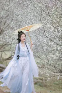 YiTuYu Art Language Vol.8811: Captivating Wu Qiao Bu Cheng Hu in Traditional Elegance Amidst Spring Blossoms-5