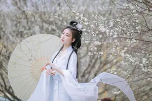 YiTuYu Art Language Vol.8811: Captivating Wu Qiao Bu Cheng Hu in Traditional Elegance Amidst Spring Blossoms-14