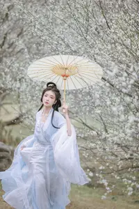 YiTuYu Art Language Vol.8811: Captivating Wu Qiao Bu Cheng Hu in Traditional Elegance Amidst Spring Blossoms-16