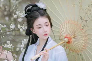 YiTuYu Art Language Vol.8811: Captivating Wu Qiao Bu Cheng Hu in Traditional Elegance Amidst Spring Blossoms-4
