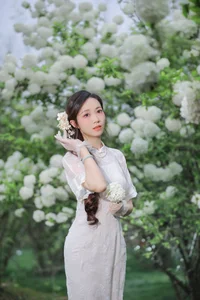 Ethereal Beauty in White Hydrangeas YiTuYu Vol.8965 Hua Zhuang Shi Tian-9